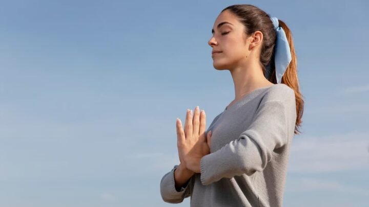 Mulher meditando