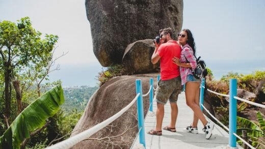 Jovem casal feliz e moderno apaixonado viajando pelo mundo