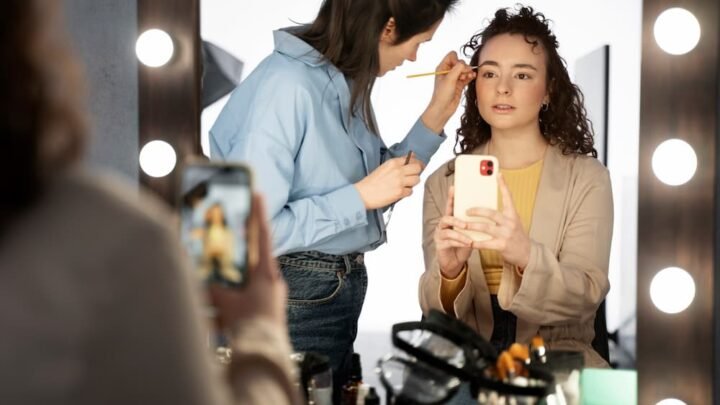 Maquiador preparando modelo para sessão de fotos