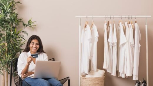 Mulher segurando um cartão e trabalhando no laptop